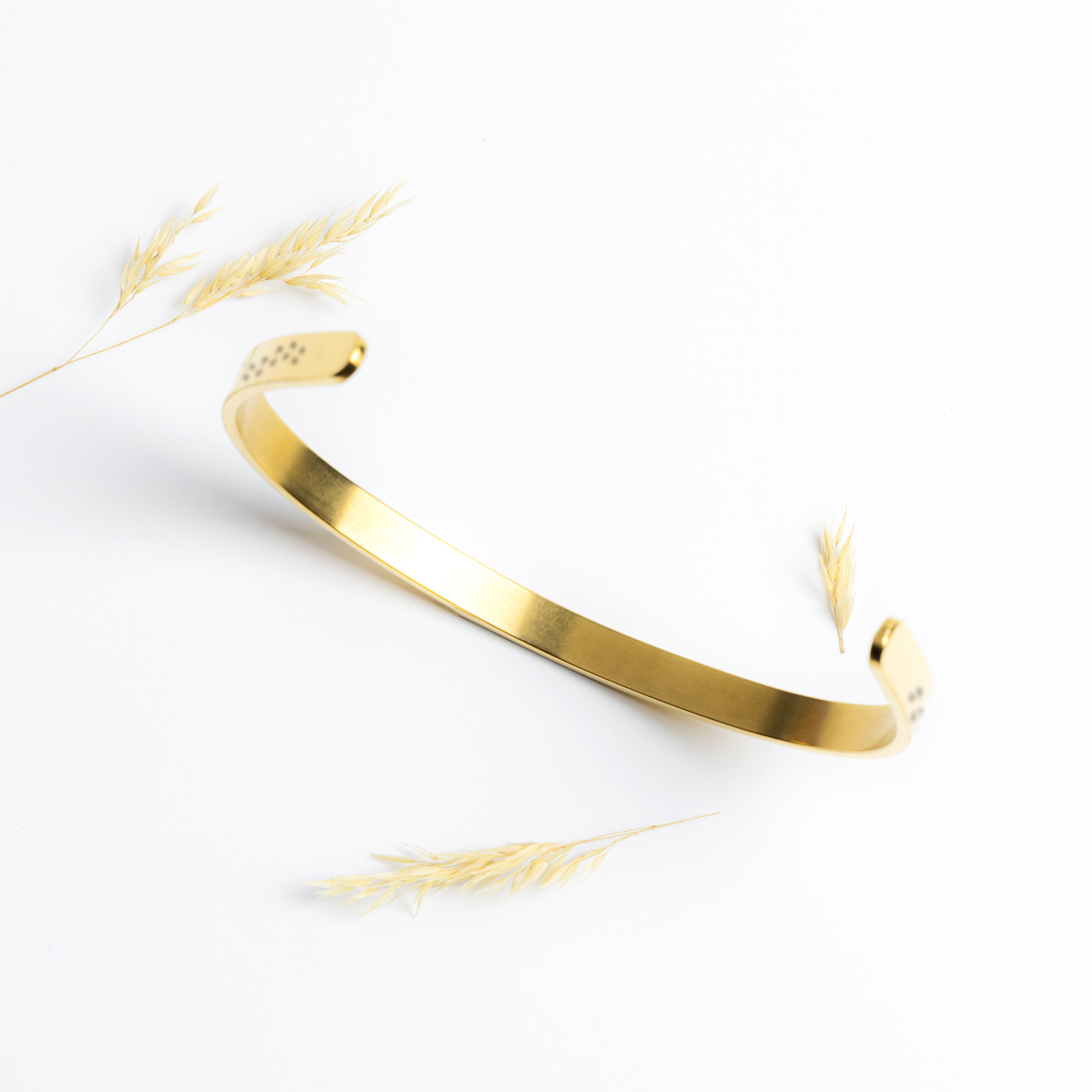 Nancy_custom_Gold_Lifestyle_01_Mockup.png